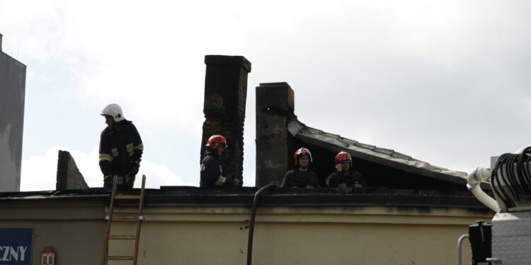 Pożar kamienic w centrum Włoszczowy - spalony dach budynku na włoszczowskim rynku / Stanisław Blinstrub / Radio Kielce