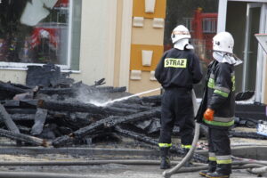 Pożar kamienic w centrum Włoszczowy - kilka godzin trwało dogaszanie spalonych elementów dachu / Stanisław Blinstrub / Radio Kielce