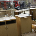 Pożar kamienic w centrum Włoszczowy - wyposazenie spalonego sklepu wyniesione prze strażaków i mieszkańców / Stanisław Blinstrub / Radio Kielce