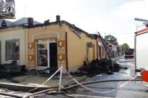 Pożar kamienic w centrum Włoszczowy -budynki na razie nie nadają się do użytku / Stanisław Blinstrub / Radio Kielce