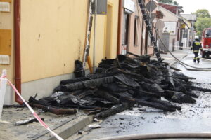 Pożar kamienic w centrum Włoszczowy - tyle zostało ze spalonego dachu kamienicy / Stanisław Blinstrub / Radio Kielce