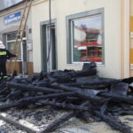 Pożar kamienic w centrum Włoszczowy - pozostałości spalonego dachu / Stanisław Blinstrub / Radio Kielce