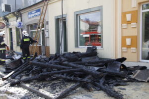 Pożar kamienic w centrum Włoszczowy - pozostałości spalonego dachu / Stanisław Blinstrub / Radio Kielce