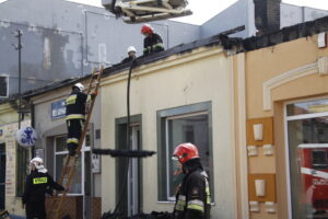 Pożar kamienic w centrum Włoszczowy - budynki na razie nie nadają się do użytku / Stanisław Blinstrub / Radio Kielce