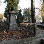 Nagrobek Remigiusza Laskowskiego wykonany jest z wyjątkowego materiału jakim jet żeliwo. Z tego materialu jest też wykonane ogrodzenie mogiły. Był konserwowany kilkanaście lat temu, obecnie brakuje fragmentu ogrodzenia, które będzie uzupełnione w przyszłym roku. / Wojciech Habdas / Radio Kielce