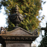 Nagrobek Remigiusza Laskowskiego wykonany jest z wyjątkowego materiału jakim jet żeliwo. Z tego materialu jest też wykonane ogrodzenie mogiły. Był konserwowany kilkanaście lat temu, obecnie brakuje fragmentu ogrodzenia, które będzie uzupełnione w przyszłym roku. / Wojciech Habdas / Radio Kielce