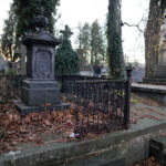 Nagrobek Remigiusza Laskowskiego wykonany jest z wyjątkowego materiału jakim jet żeliwo. Z tego materialu jest też wykonane ogrodzenie mogiły. Był konserwowany kilkanaście lat temu, obecnie brakuje fragmentu ogrodzenia, które będzie uzupełnione w przyszłym roku. / Wojciech Habdas / Radio Kielce