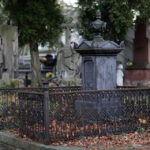 Nagrobek Remigiusza Laskowskiego wykonany jest z wyjątkowego materiału jakim jet żeliwo. Z tego materialu jest też wykonane ogrodzenie mogiły. Był konserwowany kilkanaście lat temu, obecnie brakuje fragmentu ogrodzenia, które będzie uzupełnione w przyszłym roku. / Wojciech Habdas / Radio Kielce