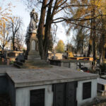 Uwagę przykuwa górująca nad mogiłą rzeźba, nie mniej ciekawy jest jednak postument, z żeliwną klapą, w której ostatnio uzupełniono odlewane także z żeliwa rozetki. / Wojciech Habdas / Radio Kielce