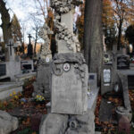 Uwagę przykuwa górująca nad mogiłą rzeźba, nie mniej ciekawy jest jednak postument, z żeliwną klapą, w której ostatnio uzupełniono odlewane także z żeliwa rozetki. / Wojciech Habdas / Radio Kielce