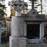 Grób Feliksa Strożeckiego, Rejenta Okręgu Szydłowskiego, to żeliwny pomnik, odrestaurowany w 2012. Nie posiada sygnatury, więc nie można ustalić gdzie został odlany.