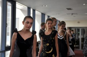 Inspiracje OFF Fashion - studenci Wzornictwa i Edukacji Muzycznej w działaniu / Maciej Wadowski / Radio Kielce