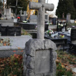 Kolejne nagrobki to przykład wykorzystania rodzimych kamieni, postumenty z białego piaskowca, u góry krzyże z koronkami, laurami, liśćmi wykonanymi z wapienia lekkiego pińczowskiego (który jest bardzo miękki, przez co niezbyt trwały). Były konserwowane w 2011 roku. / Wojciech Habdas / Radio Kielce