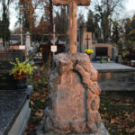 Julia z Ziomeckich, pułkownikowa Kandaki. Krzyż wykonany z lekkiego wapienia pińczowskiego, kolumna z piaskowca. / Wojciech Habdas / Radio Kielce