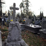 Kolejne nagrobki to przykład wykorzystania rodzimych kamieni, postumenty z białego piaskowca, u góry krzyże z koronkami, laurami, liśćmi wykonanymi z wapienia lekkiego pińczowskiego (który jest bardzo miękki, przez co niezbyt trwały). Były konserwowane w 2011 roku. / Wojciech Habdas / Radio Kielce