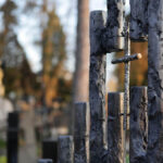 Rustykalne kamieniarstwo, rzeźby imitujące kształt kamienia, wykonane najczęściej z marmuru Kieleckiego / Wojciech Habdas / Radio Kielce