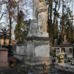 Nagrobek Biskupa Stanisława, to jeden z niewielu interesujących przykładów obecnej sztuki cmentarnej. / Wojciech Habdas / Radio Kielce