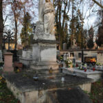 Nagrobek Biskupa Stanisława, to jeden z niewielu interesujących przykładów obecnej sztuki cmentarnej. / Wojciech Habdas / Radio Kielce