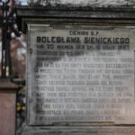 Nagrobek Biskupa Stanisława, to jeden z niewielu interesujących przykładów obecnej sztuki cmentarnej. / Wojciech Habdas / Radio Kielce