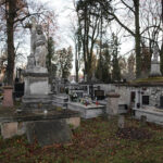 Mogiła Bolesława Sienickiego wykonana jest z lekkiego wapienia pińczowskigo. Należy zaznaczyć, że Rodzina Sienickich była właścicielami i wydawcami Gazety Kieleckiej, jest to zaznaczone w wieńczącej nagrobek rzeźbie. / Wojciech Habdas / Radio Kielce