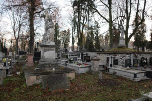 Mogiła Bolesława Sienickiego wykonana jest z lekkiego wapienia pińczowskigo. Należy zaznaczyć, że Rodzina Sienickich była właścicielami i wydawcami Gazety Kieleckiej, jest to zaznaczone w wieńczącej nagrobek rzeźbie. / Wojciech Habdas / Radio Kielce