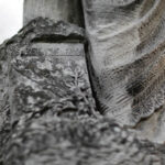 Mogiła Bolesława Sienickiego wykonana jest z lekkiego wapienia pińczowskigo. Należy zaznaczyć, że Rodzina Sienickich była właścicielami i wydawcami Gazety Kieleckiej, jest to zaznaczone w wieńczącej nagrobek rzeźbie. / Wojciech Habdas / Radio Kielce