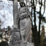 Mogiła Bolesława Sienickiego wykonana jest z lekkiego wapienia pińczowskigo. Należy zaznaczyć, że Rodzina Sienickich była właścicielami i wydawcami Gazety Kieleckiej, jest to zaznaczone w wieńczącej nagrobek rzeźbie. / Wojciech Habdas / Radio Kielce