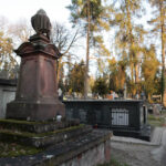 Mogiła Bolesława Sienickiego wykonana jest z lekkiego wapienia pińczowskigo. Należy zaznaczyć, że Rodzina Sienickich była właścicielami i wydawcami Gazety Kieleckiej, jest to zaznaczone w wieńczącej nagrobek rzeźbie. / Wojciech Habdas / Radio Kielce