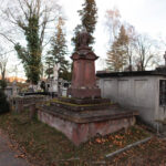 Mogiła Bolesława Sienickiego wykonana jest z lekkiego wapienia pińczowskigo. Należy zaznaczyć, że Rodzina Sienickich była właścicielami i wydawcami Gazety Kieleckiej, jest to zaznaczone w wieńczącej nagrobek rzeźbie. / Wojciech Habdas / Radio Kielce