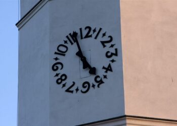 Sandomierz jesienią. Zegar na wieży ratusza / Robert Felczak / Radio Kielce