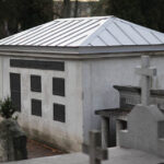 Mogiła Heleny z Mieszkowskich wykonana jest z czerwonego piaskowca, kopulaka, najprawdopodobniej z okolic Suchedniowa. Wieńczy ją wykuta w tym kamieniu klasyczna rzeźba urny.