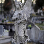 Mogiła Heleny z Mieszkowskich wykonana jest z czerwonego piaskowca, kopulaka, najprawdopodobniej z okolic Suchedniowa. Wieńczy ją wykuta w tym kamieniu klasyczna rzeźba urny.