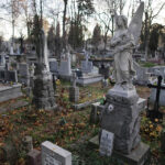 Mogiła Heleny z Mieszkowskich wykonana jest z czerwonego piaskowca, kopulaka, najprawdopodobniej z okolic Suchedniowa. Wieńczy ją wykuta w tym kamieniu klasyczna rzeźba urny.