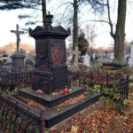 Grób Porębskich, jest bardzo charakterystyczny, znajduje się przy głównej alejce Cmentarza Starego. Na zewnętrznej ścianie umieszczona jest 3 metrowa żeliwna tablica. Odlane z żeliwa tablice jeszcze parę lat temu były nieczytelne, obecnie są już po renowacji. / Wojciech Habdas / Radio Kielce