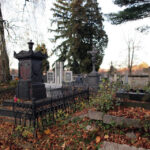 Nagrobek ks. Kazimierza Grabowskiego przedstawia Anioła. Z inskrypcji dowiadujemy się że duchowny przez 27 lat był kapłanem, proboszczem w Chehle, zajmował się także literaturą. / Wojciech Habdas / Radio Kielce