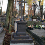 Nagrobek Katarzyny Plewińskiej czeka na odnowienie. Obecnie ma pękniętą płytę, ślady korozji, a złodzieje ukradli fragment ogrodzenia. / Wojciech Habdas / Radio Kielce