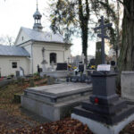 Nagrobek Katarzyny Plewińskiej czeka na odnowienie. Obecnie ma pękniętą płytę, ślady korozji, a złodzieje ukradli fragment ogrodzenia. / Wojciech Habdas / Radio Kielce