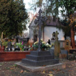 Nagrobek Katarzyny Plewińskiej czeka na odnowienie. Obecnie ma pękniętą płytę, ślady korozji, a złodzieje ukradli fragment ogrodzenia. / Wojciech Habdas / Radio Kielce