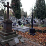 Nagrobek Katarzyny Plewińskiej czeka na odnowienie. Obecnie ma pękniętą płytę, ślady korozji, a złodzieje ukradli fragment ogrodzenia. / Wojciech Habdas / Radio Kielce