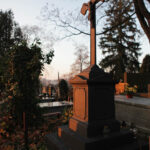 Kolejna mogiła nie posiada inskrypcji, ale wiemy że należy do rodziny Weberów, powojennych właścicieli KKSM, których potomkowie wyprowadzili się z Kielc do Warszawy. / Wojciech Habdas / Radio Kielce