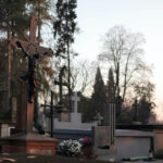 Gdy byliśmy na cmentarzu 23 października piaskowcowa płyta była jeszcze w trakcie renowacji... / Wojciech Habdas / Radio Kielce