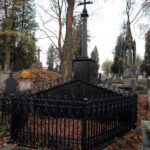 To z pewnością jedna z mogił, które czekają na renowację. Pokruszona podmurówka, skorodowany żeliwny nagrobek. / Wojciech Habdas / Radio Kielce