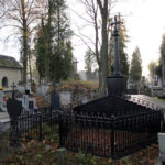 To z pewnością jedna z mogił, które czekają na renowację. Pokruszona podmurówka, skorodowany żeliwny nagrobek. / Wojciech Habdas / Radio Kielce