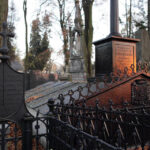 Z pewnością ta mogiła wyglądała podobnie jak poprzednia, zanim została poddana renowacji. / Wojciech Habdas / Radio Kielce