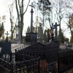 Z pewnością ta mogiła wyglądała podobnie jak poprzednia, zanim została poddana renowacji. / Wojciech Habdas / Radio Kielce