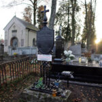 Kolejny żeliwny nagrobek, po renowacji. Zastosowano dwa rodzaje farby do zabezpieczenia pomnika, figura Chrystusa pomalowana została farbą okrętową, krzyż z kolei zabezpieczono farbą grafitową. / Wojciech Habdas / Radio Kielce