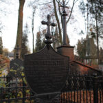 Nagrobek Dominika Białkowskiego z rodziny Rylskich. Poddany renowacji w 2010 roku, podczas odnawiania został przestawiony tuż obok oryginalnego miejsca, gdzie się znajdował. Zdecydowano się na taki krok, gdyż korzenie drzewa rosnącego obok, rozsadzały fundament, i ustawienie nagrobka w dotychczasowym miejscu narażałoby go na przyspieszoną destrukcję. / Wojciech Habdas / Radio Kielce