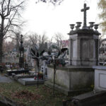 Przed 1 listopada powróciły na swoje miejsce, nagrobki poddane renowacji dzięki pieniądzom zebranym podczas kwesty. / Wojciech Habdas / Radio Kielce