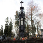 Z pewnością warto zwrócić uwagę na prezentowaną dużą żeliwną mogiłę. To najcenniejszy pomnik, ale też i najkosztowniejsza renowacja. Pracownia z Zabrza przez dwa lata pracowała przy mogile. Wybudowano nowy fundament, położono izolację ołowianą, by zabezpieczyć żeliwne elementy przed korozją, a pomnik pomalowano farbami okrętowymi.