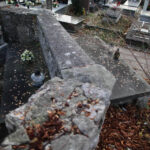 W okolicy tego grobowca znajduje się jeszcze 5 innych żeliwnych mogił. / Wojciech Habdas / Radio Kielce